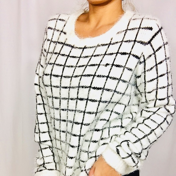 Forever 21 Sweaters - Forever 21 White Pullover Winter  Sweater Size M